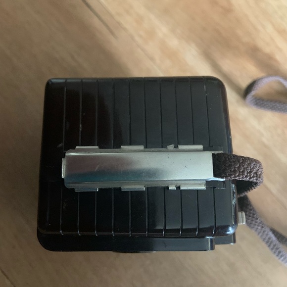 Kodak Holiday Flash Brownie Camera takes 127 Film.For collector showcasing. - Picture 8 of 15